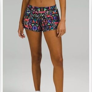 lululemon Hotty hots size 6 2.5 inch